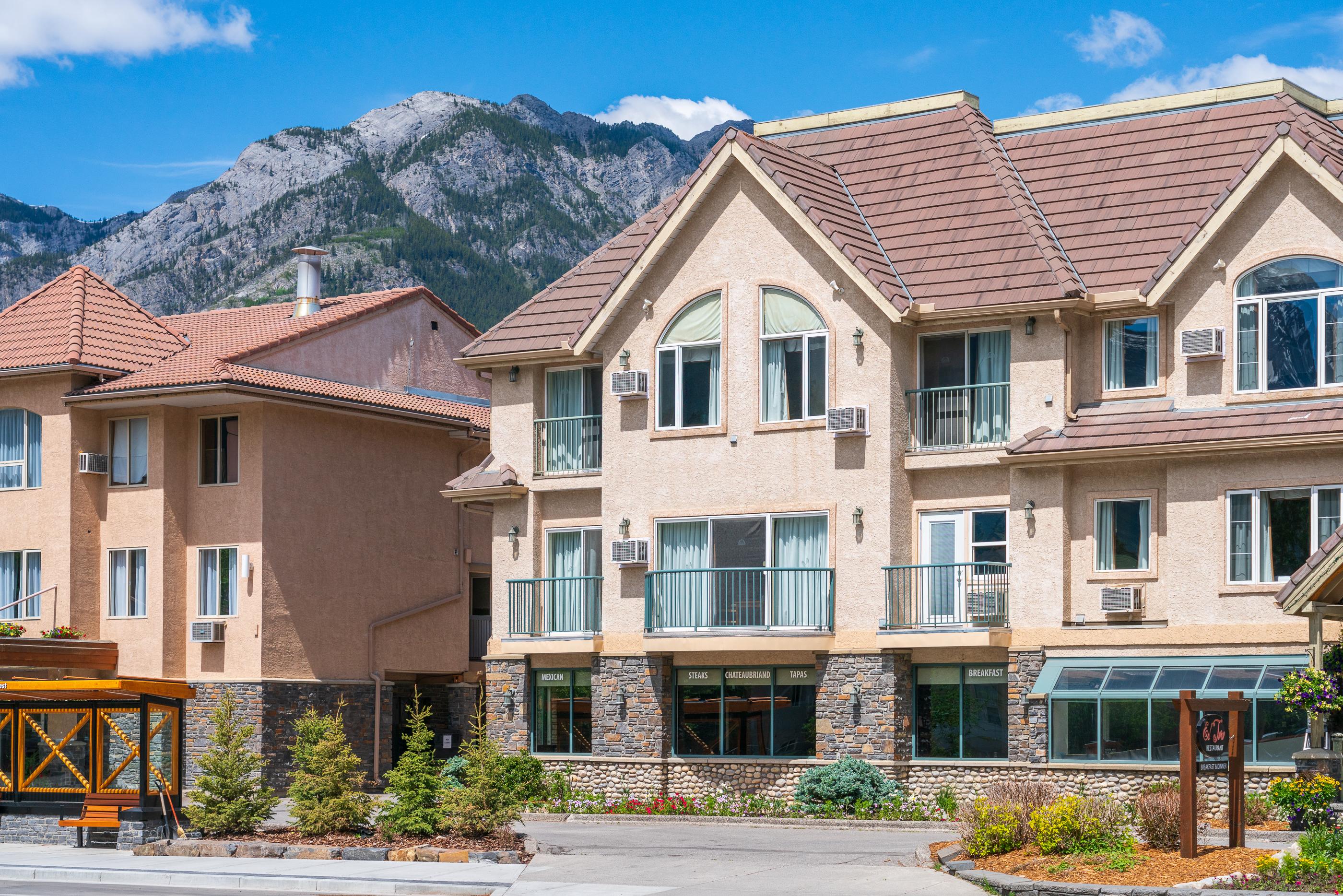Irwin'S Mountain Inn Banff Exterior foto